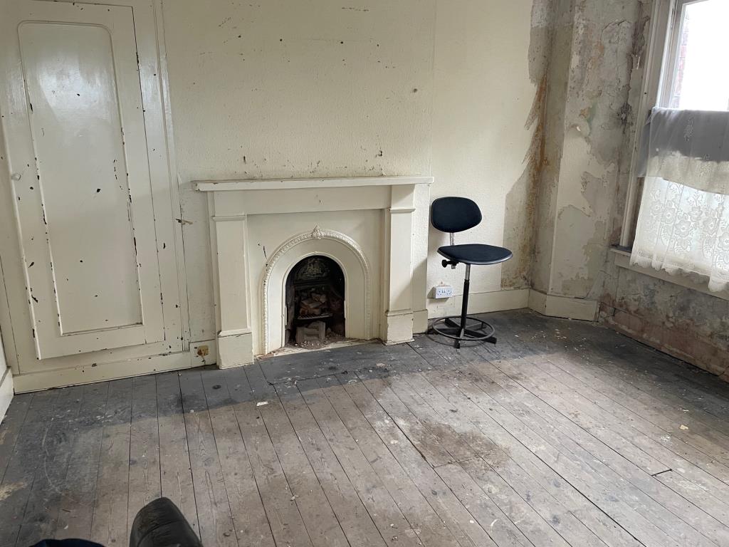 Lot: 65 - SUBSTANTIAL PROPERTY WITH CONVERSION POTENTIAL -